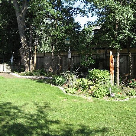 Twin Pines Bed And Breakfast 彼得伯勒 外观 照片
