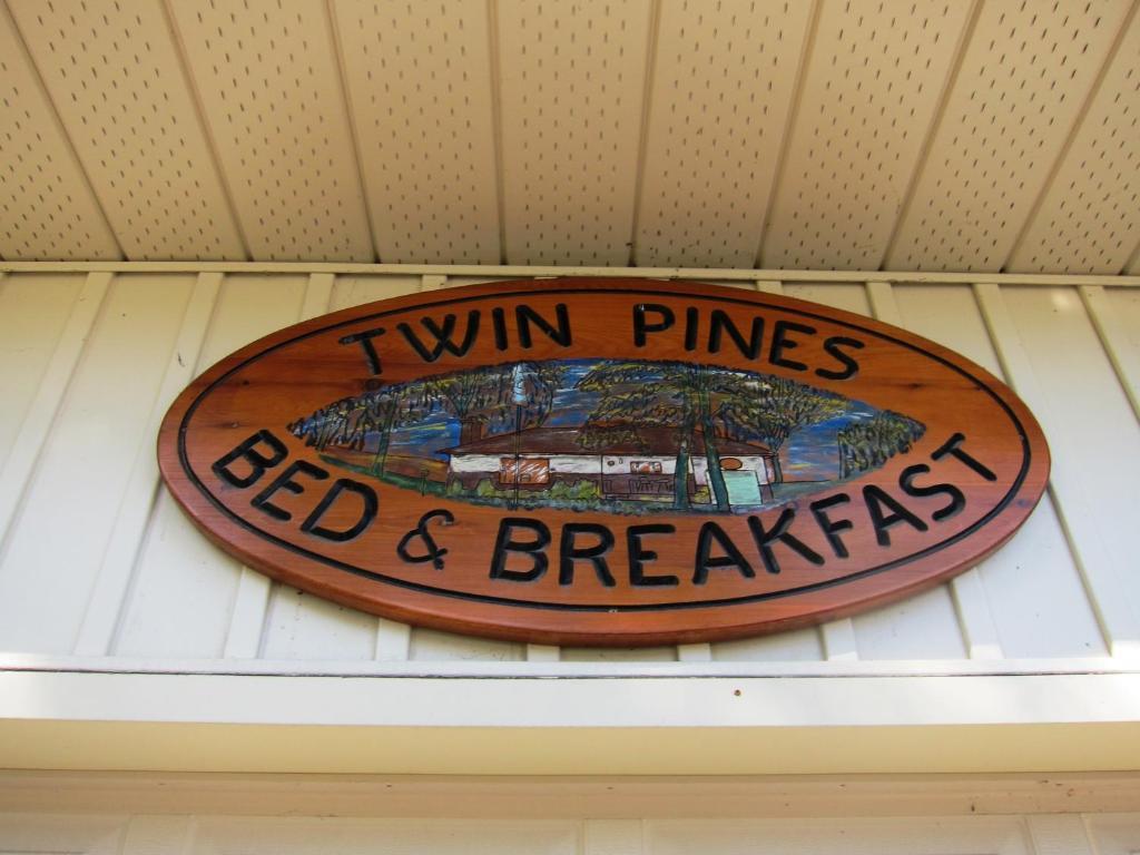Twin Pines Bed And Breakfast 彼得伯勒 外观 照片
