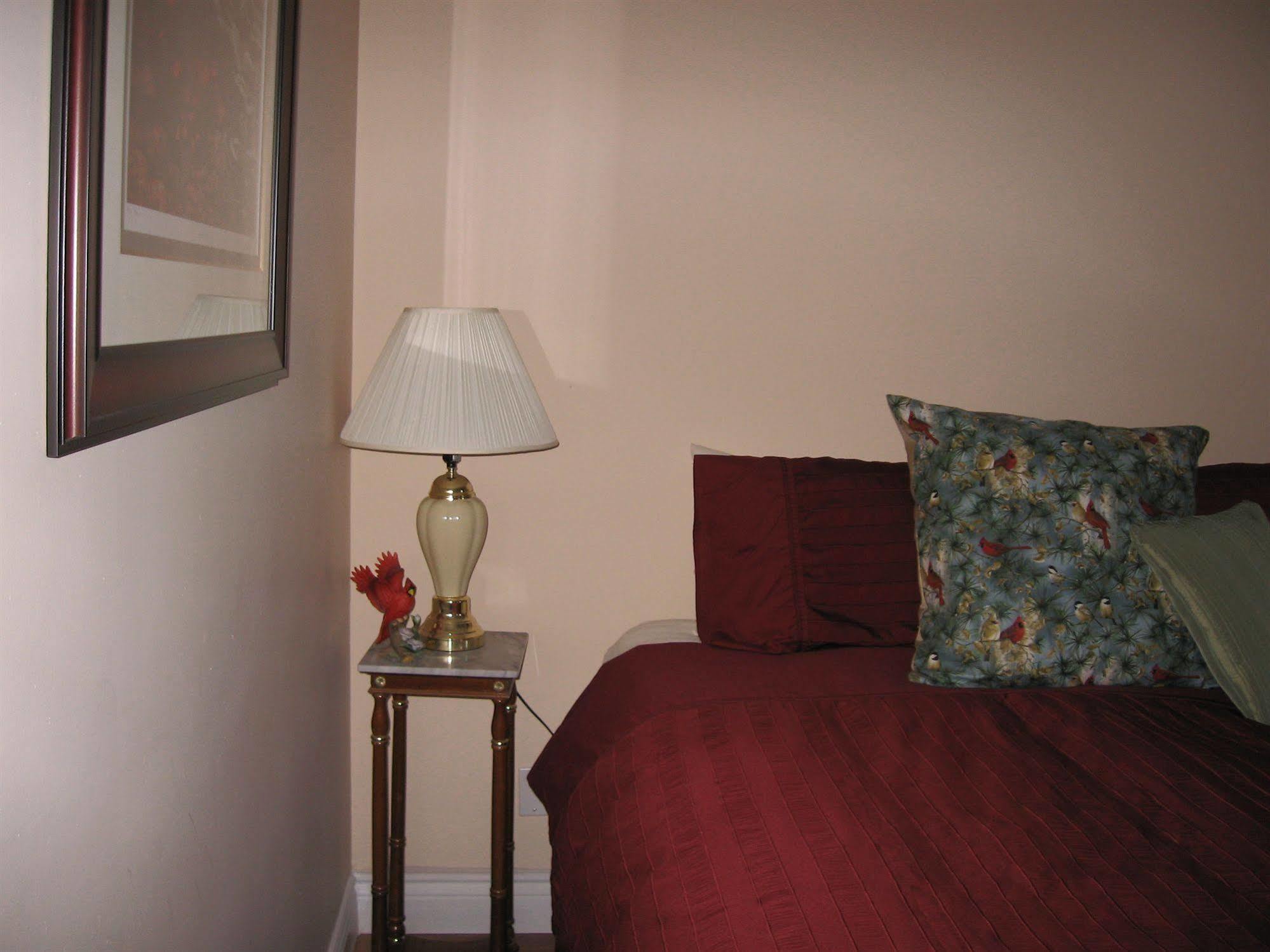 Twin Pines Bed And Breakfast 彼得伯勒 外观 照片
